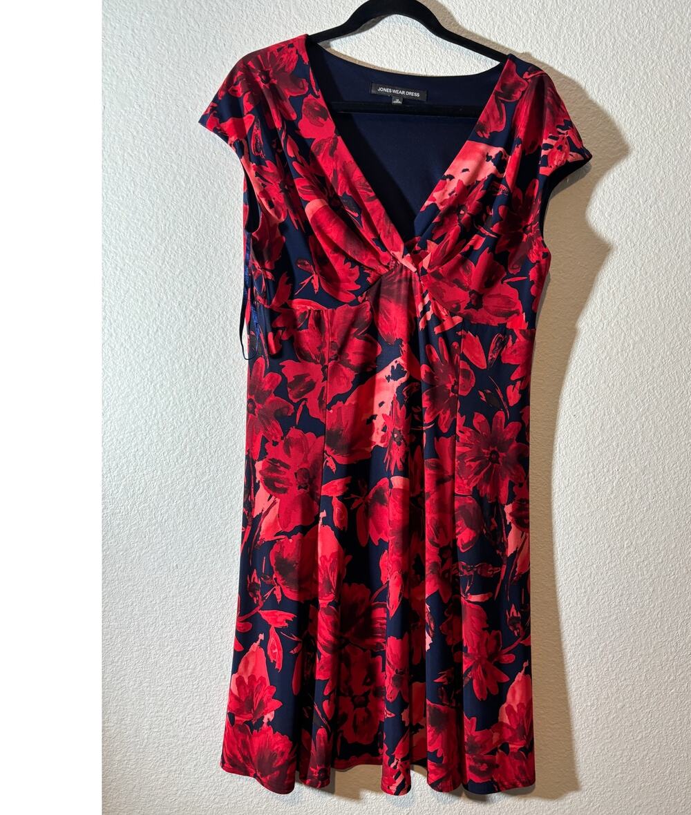 Jones Wear Dress Size 14 Red Navy Blue Floral V-Neck Empire Waist Dress